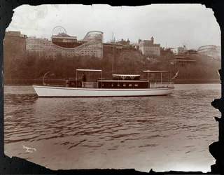 Vue du yacht Mousquetaire du New York Yacht, Launch und Engine Co. sur la rivière Harlem, New York, 1905